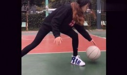 网友爆料打球女友视频,运动女神球场风采，热辣女友视频引热议